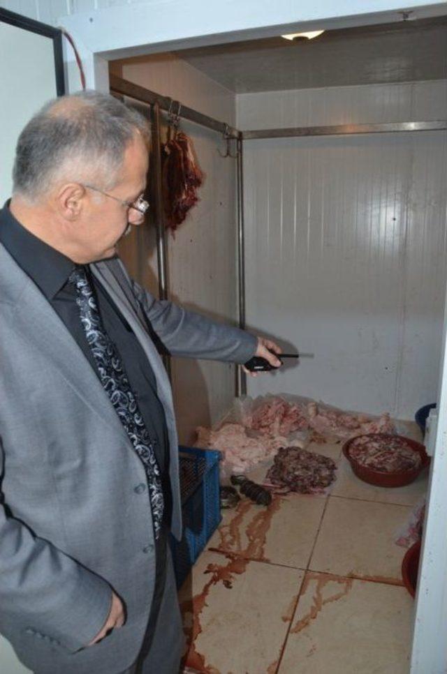 Ka&ccedil;ak Et Imalathanesine Operasyon Yapıldı, Etler &Ccedil;&ouml;pe Atıldı 3