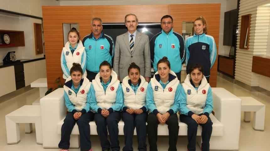 Başkan Altepe, Şampiyon Sporcuları Altınla &Ouml;d&uuml;llendirdi