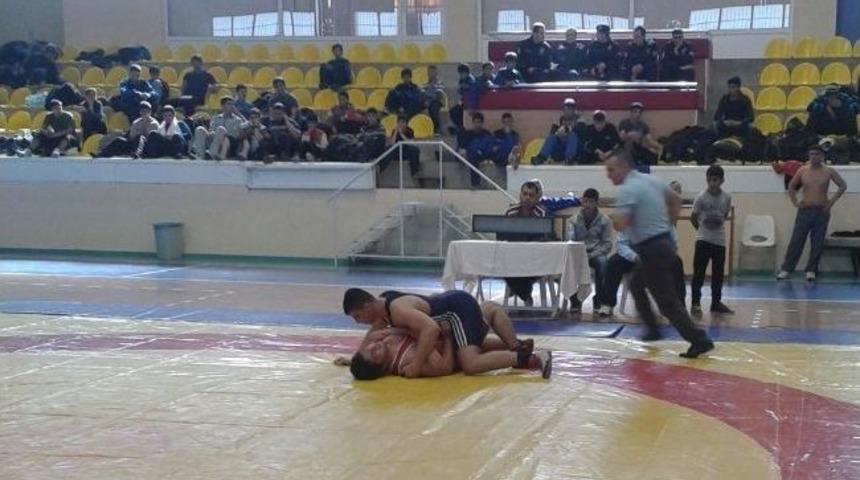 Turgutlu'nun Yıldız G&uuml;reş&ccedil;iler İl Şampiyonu