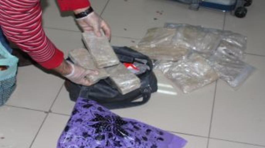 Anne Baba G&ouml;zaltında, &Ccedil;ocukları &Ccedil;izgi Film Başında