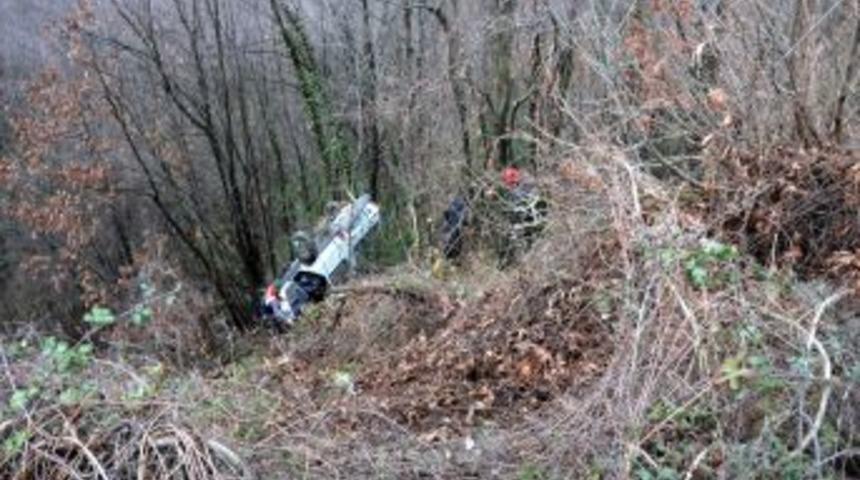 Hastane Yolundaki Otomobil U&ccedil;urumdan U&ccedil;tu, 3 Kişi Yaralandı