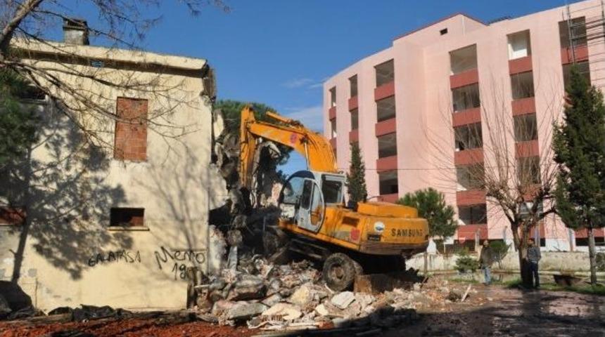 &Ouml;ğrenci Yurdu Yapılacak Alanda Yıkım &Ccedil;alışmalarına Başlandı