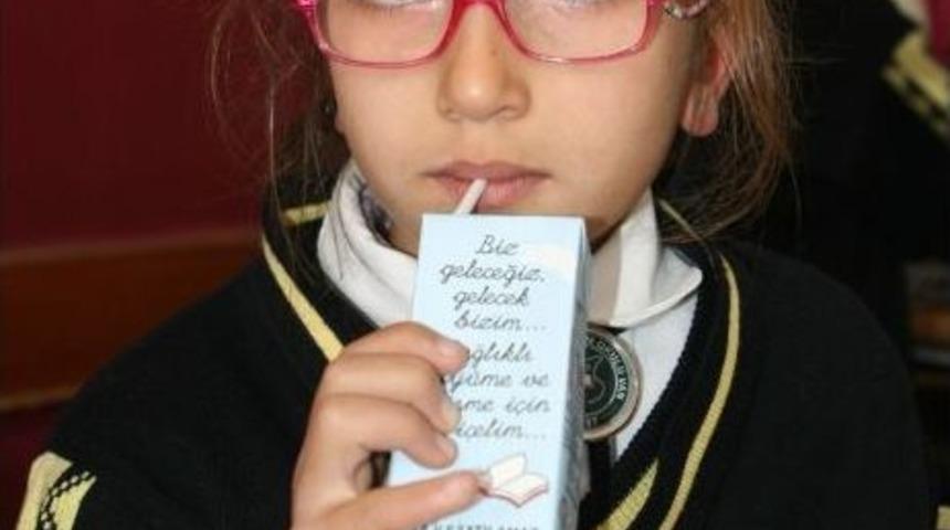 Van Valisi Karaloğlu &Ouml;ğrencilere S&uuml;t Dağıttı