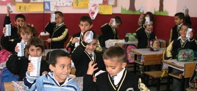 Van Valisi Karaloğlu &Ouml;ğrencilere S&uuml;t Dağıttı 1