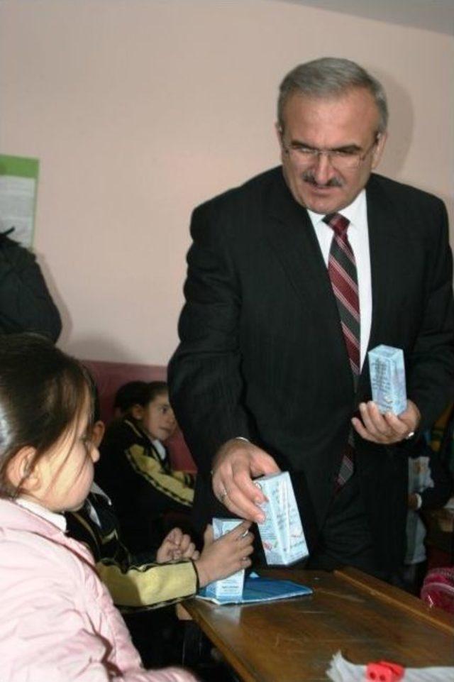 Van Valisi Karaloğlu &Ouml;ğrencilere S&uuml;t Dağıttı 2