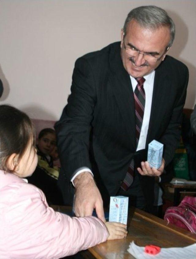 Van Valisi Karaloğlu &Ouml;ğrencilere S&uuml;t Dağıttı 3