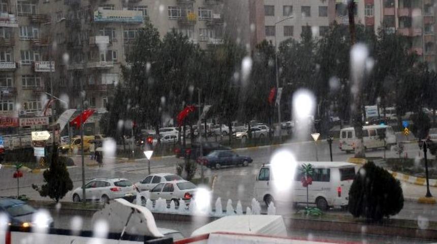 Adıyaman&rsquo;da Dolu Yağışı Hayatı Olumsuz Etkiledi