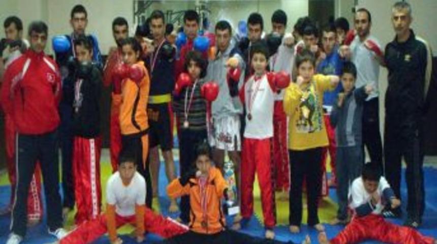 Kick Boksta Adıyaman Madalyaları Topladı