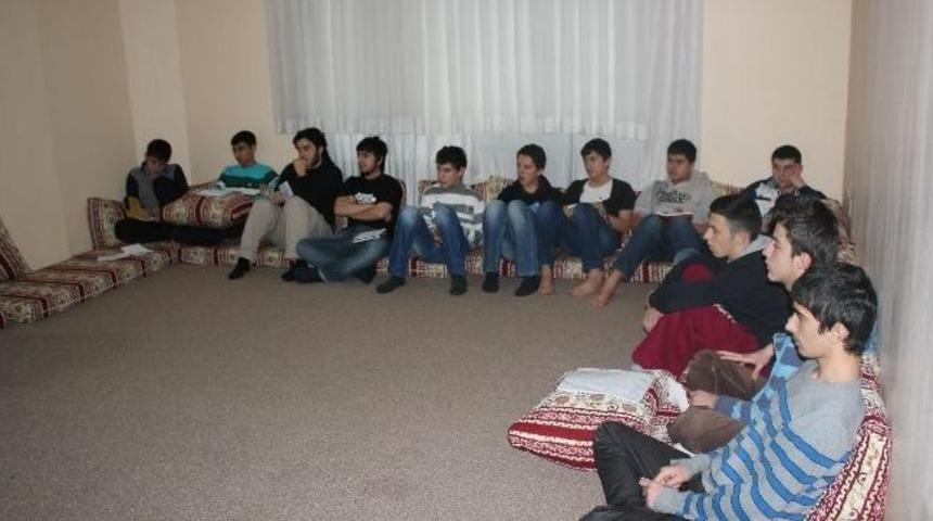 Yetimler G&ouml;n&uuml;llerince Eğlendi