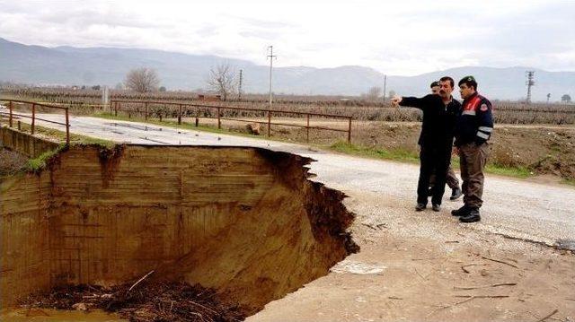 Alaşehir’de Sel Yüzünden Bir Yol Trafiğe Kapandı