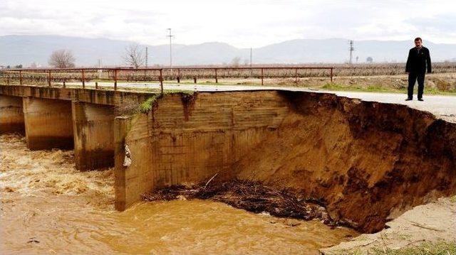 Alaşehir’de Sel Yüzünden Bir Yol Trafiğe Kapandı