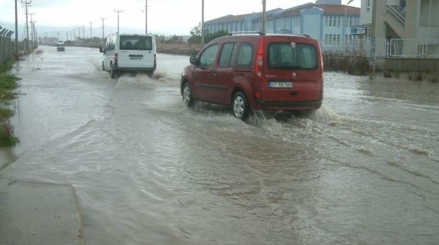 Burhaniye&rsquo;de Şiddetli Yağış Yolları Dereye &Ccedil;evirdi