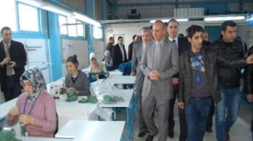 Vali Yurdakul Tekstil Fabrikasını Ziyaret Etti