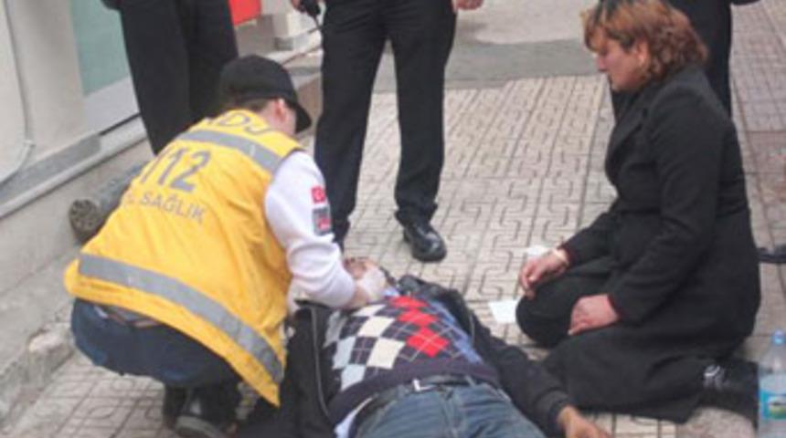 &Ouml;nce eşini d&ouml;vd&uuml;, ardından bayıldı