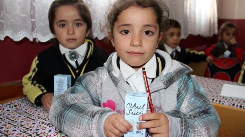 Van'da &Ouml;ğrencilere S&uuml;t Dağıtımı Başladı