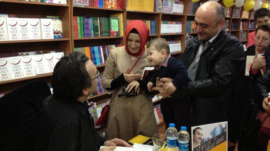 Senai Demirci, Imza G&uuml;n&uuml;nde Okurlarıyla Buluştu