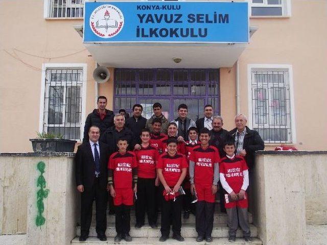 Kulu’da 3 Okula Sportif Faaliyetler İçin Forma Dağıtıldı