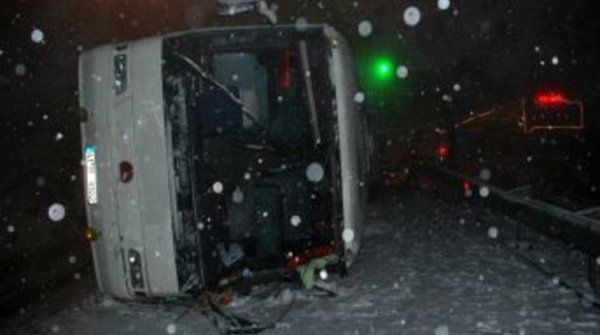 Otel Görevlilerini Taşıyan Otobüs Devrildi: 15 Yaralı