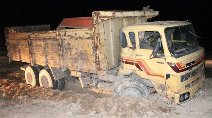 Kamyon İle &Ouml;ğrenci Servisi &Ccedil;arpıştı: 18 Yaralı