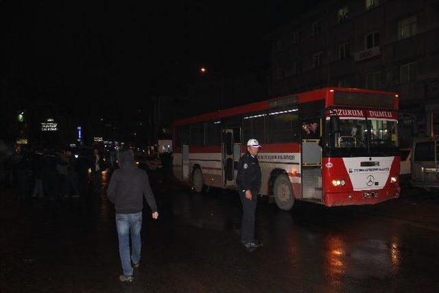 Otobüs yolcularını bıçakladılar