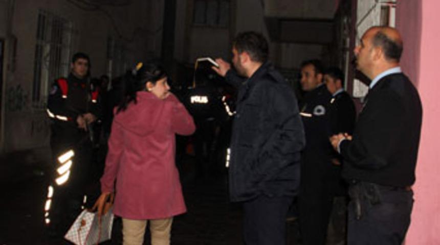 Annesi ve akrabasını bı&ccedil;aklayarak &ouml;ld&uuml;rd&uuml;