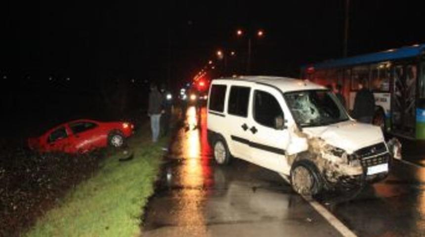 Polis Aracı, Otomobile &Ccedil;arptı: 1'i Polis, 3 Yaralı