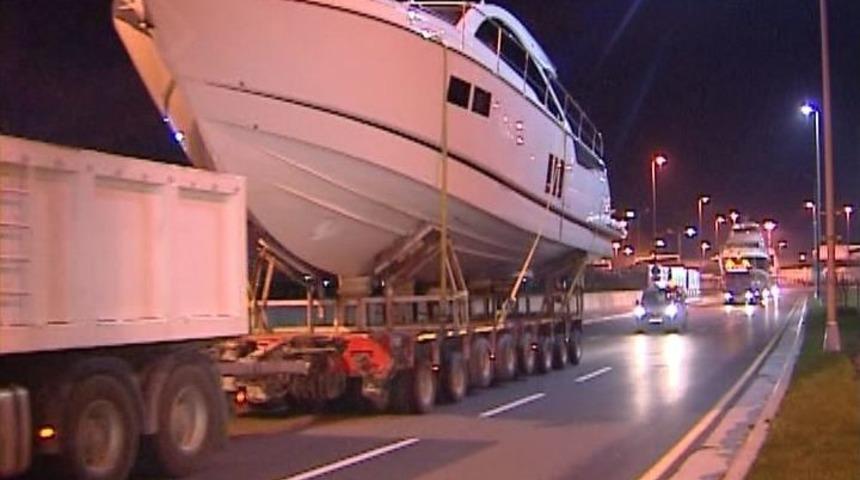 Fuara G&ouml;t&uuml;r&uuml;len L&uuml;ks Yatlar Elektrik Tellerine Takıldı