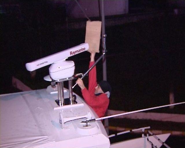 Fuara G&ouml;t&uuml;r&uuml;len L&uuml;ks Yatlar Elektrik Tellerine Takıldı 1