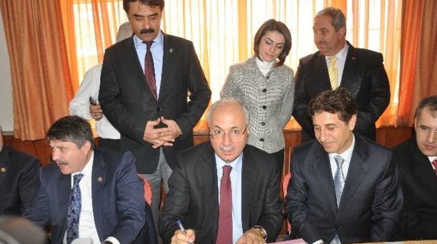 Soma'da Modern Gen&ccedil;lik Merkezi İ&ccedil;in İmzalar Atıldı