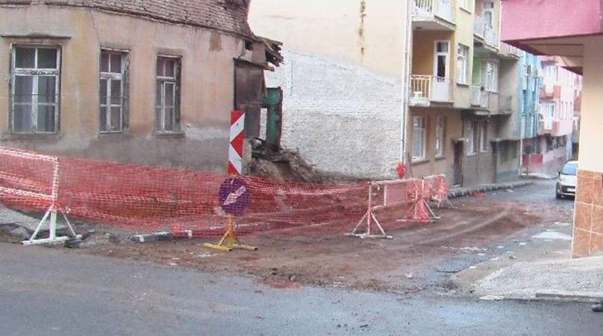 Alaşehir'de &Ccedil;&ouml;ken Binanın Enkazı Nihayet Kaldırıldı