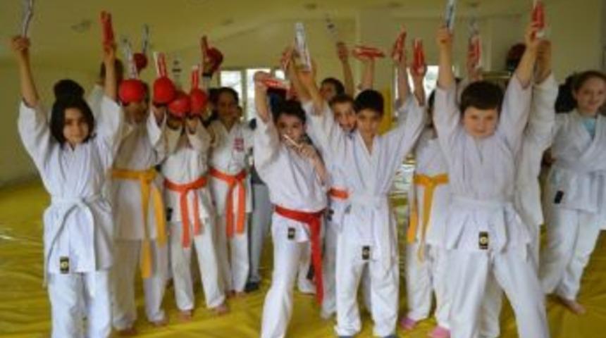 Sporcu &ouml;ğrencilere diş fır&ccedil;ası macun dağıtıldı