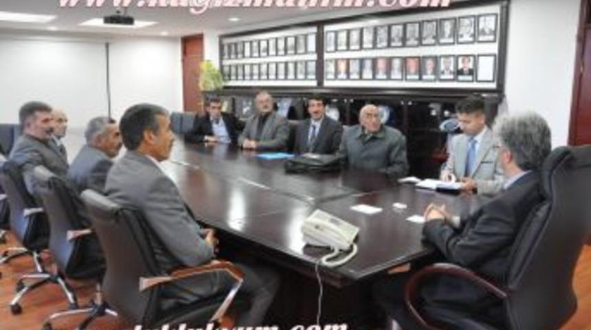 Kars Valisi Ey&uuml;p Tepe muhtarlarla bir araya geldi&hellip;