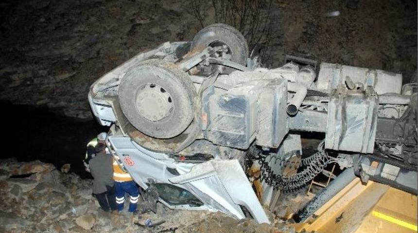 U&ccedil;urumdan Yuvarlanan Tır'ın Şof&ouml;r&uuml; G&uuml;&ccedil;l&uuml;kle Kurtarıldı