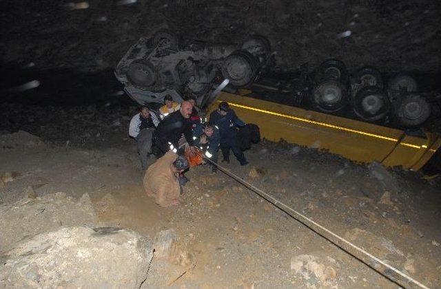 U&ccedil;urumdan Yuvarlanan Tır ın Şof&ouml;r&uuml; G&uuml;&ccedil;l&uuml;kle Kurtarıldı 1