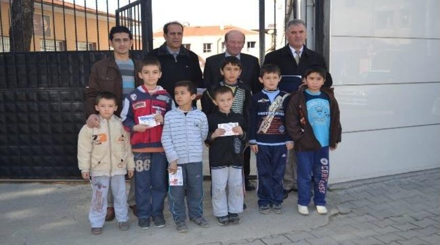 Polisten &Ouml;ğrencilere Broş&uuml;rl&uuml; Uyarı