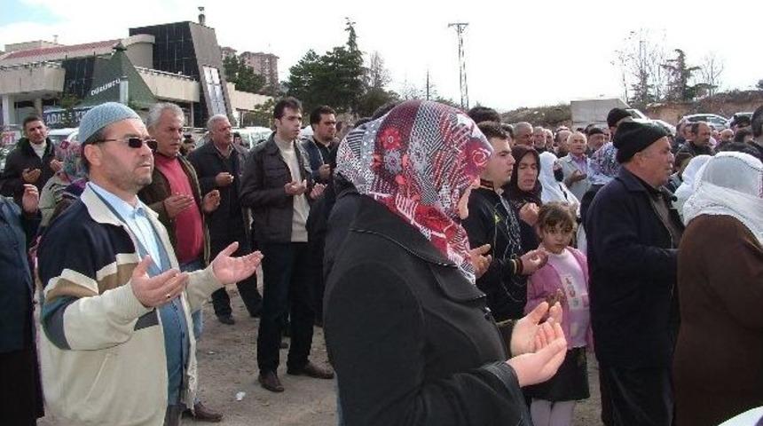 Umreciler Dua Ve Tekbirlerle Uğurlandı