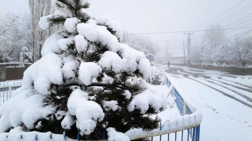 Kayseri’de Şehir Merkezine Yağmur, Yüksek Kesimlere Kar Yağdı