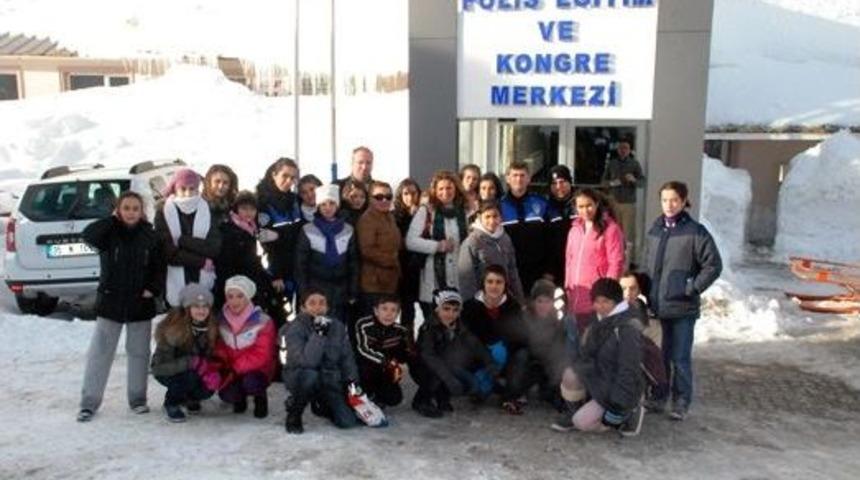 Polis Amcaları, 80 Çocuğu Uludağ'a Çıkardı