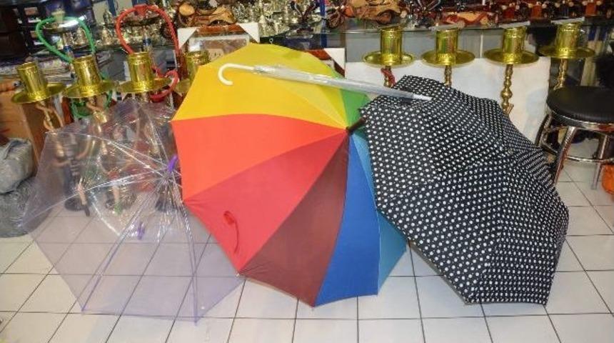 Yağmurlu Havalar Şemsiye Satışlarını Arttırdı