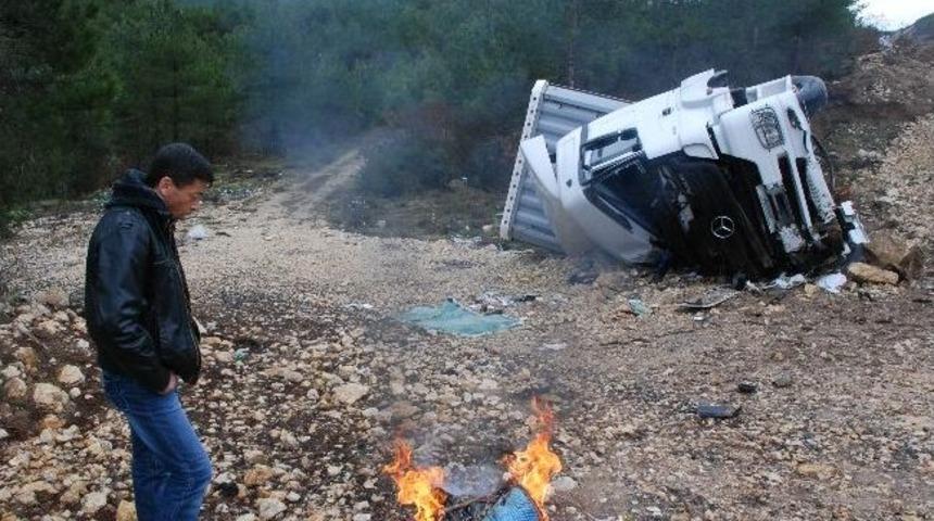 Tır Şarampole Yuvarlandı: 1 Yaralı