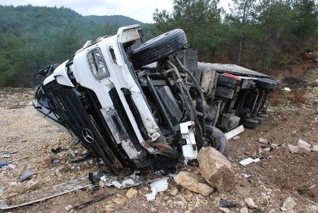 Tır Şarampole Yuvarlandı: 1 Yaralı 1