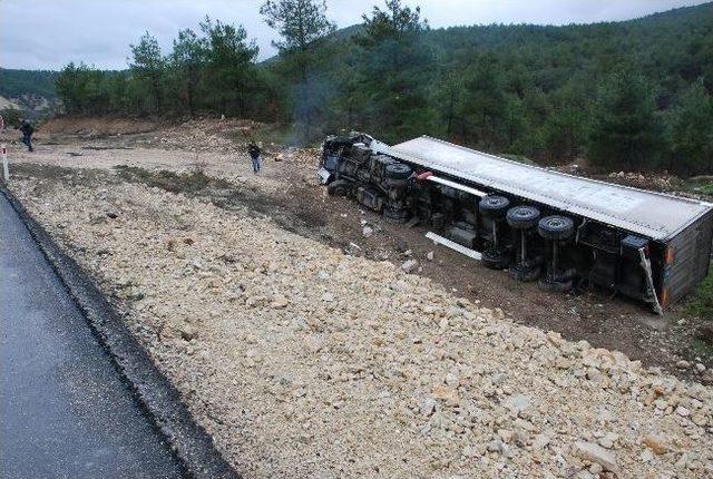 Tır Şarampole Yuvarlandı: 1 Yaralı 2