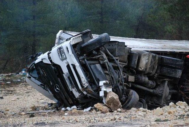 Tır Şarampole Yuvarlandı: 1 Yaralı 3