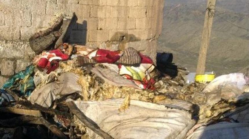 Evi Yanan Vatandaş Yardım Bekliyor