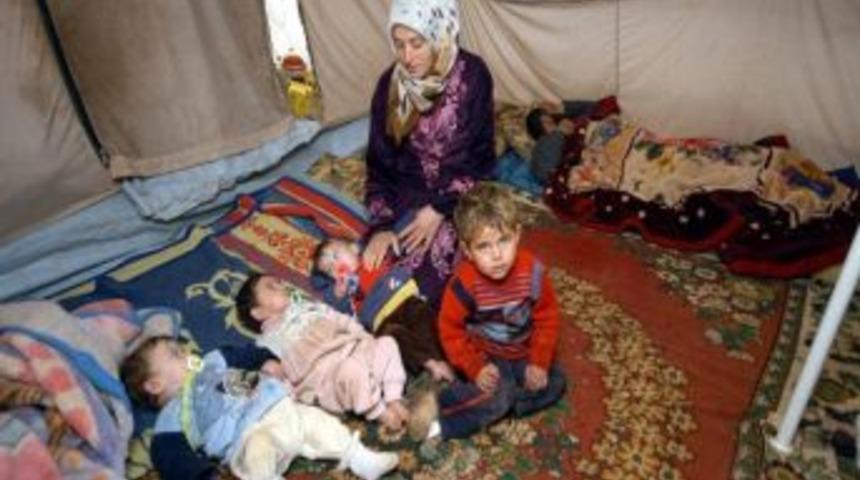 Suriyeli &Uuml;&ccedil;&uuml;zler S&uuml;t Ve Mama Bekliyor