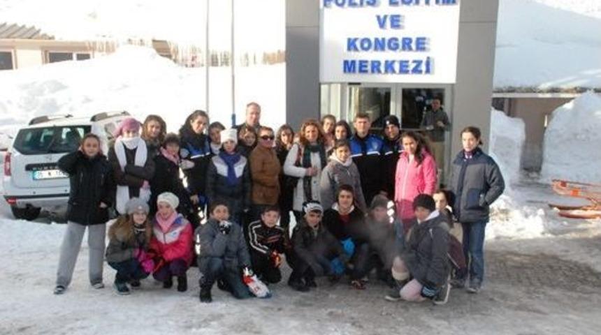 Sokak Polisi, 80 Çocuğu Uludağ'a Çıkardı