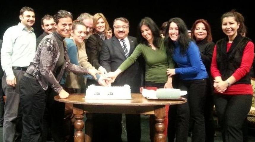 Bursa B&uuml;y&uuml;kşehir Belediyesi Şehir Tiyatrosu, 7. Yılını Pasta Keserek Kutladı