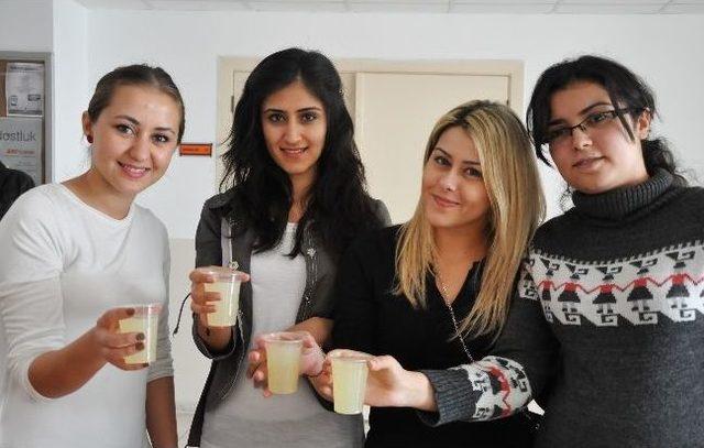 Üniversitede Fotoğraf Sergisi Ve Limonata Şenliği