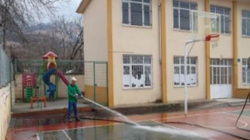Kartepe'deki Okul Bah&ccedil;eleri Yıkandı