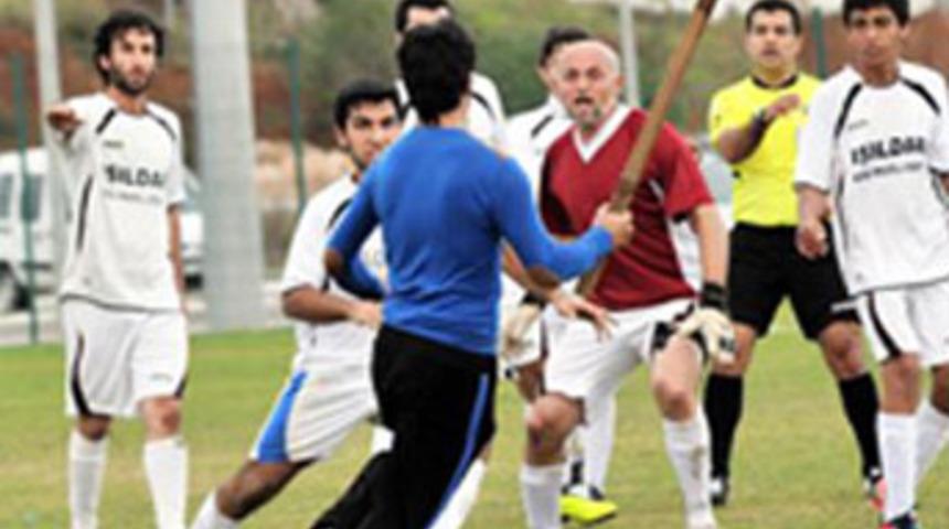 &Ouml;fkeli taraftardan hakeme sopa